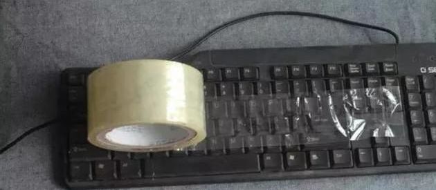 清潔鍵盤上的手印和污漬